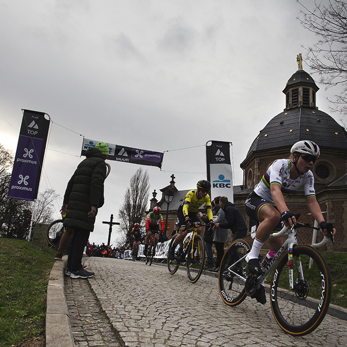 Omloop Het Nieuwsblad Vrouwen 2024 - Lotte Kopecky leads a group of riders over the top of Muur van Geraardsbergen