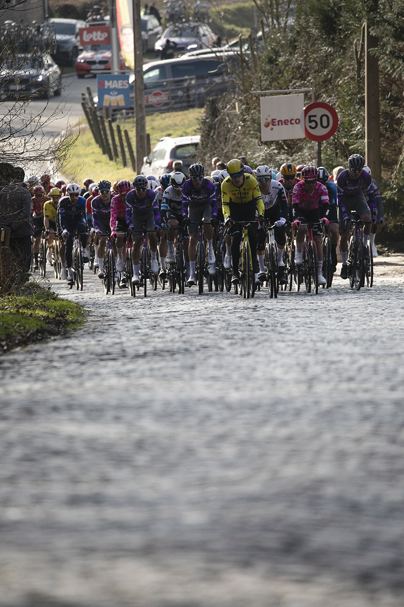 Omloop Nieuwsblad 2025 - A group of riders approach the Bosberg