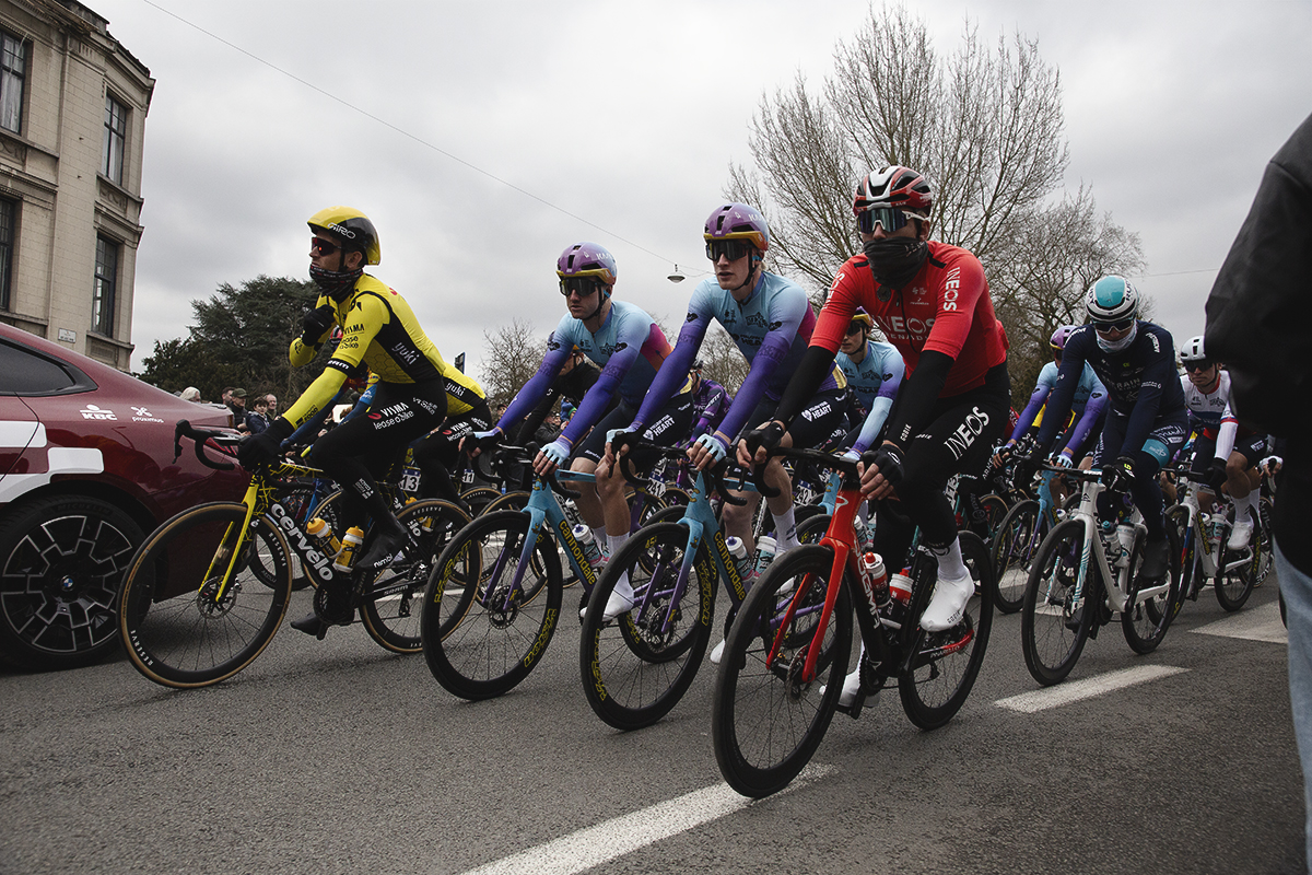 Omloop Nieuwsblad 2025 - A peloton dressed for the cold rolls out in Gent