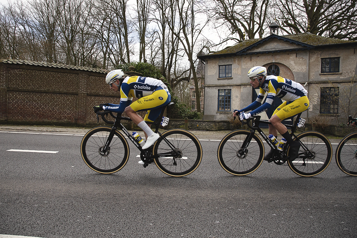 Omloop Nieuwsblad 2025 - Team Flanders - Baloise riders pass Kasteel van Kruishoutem