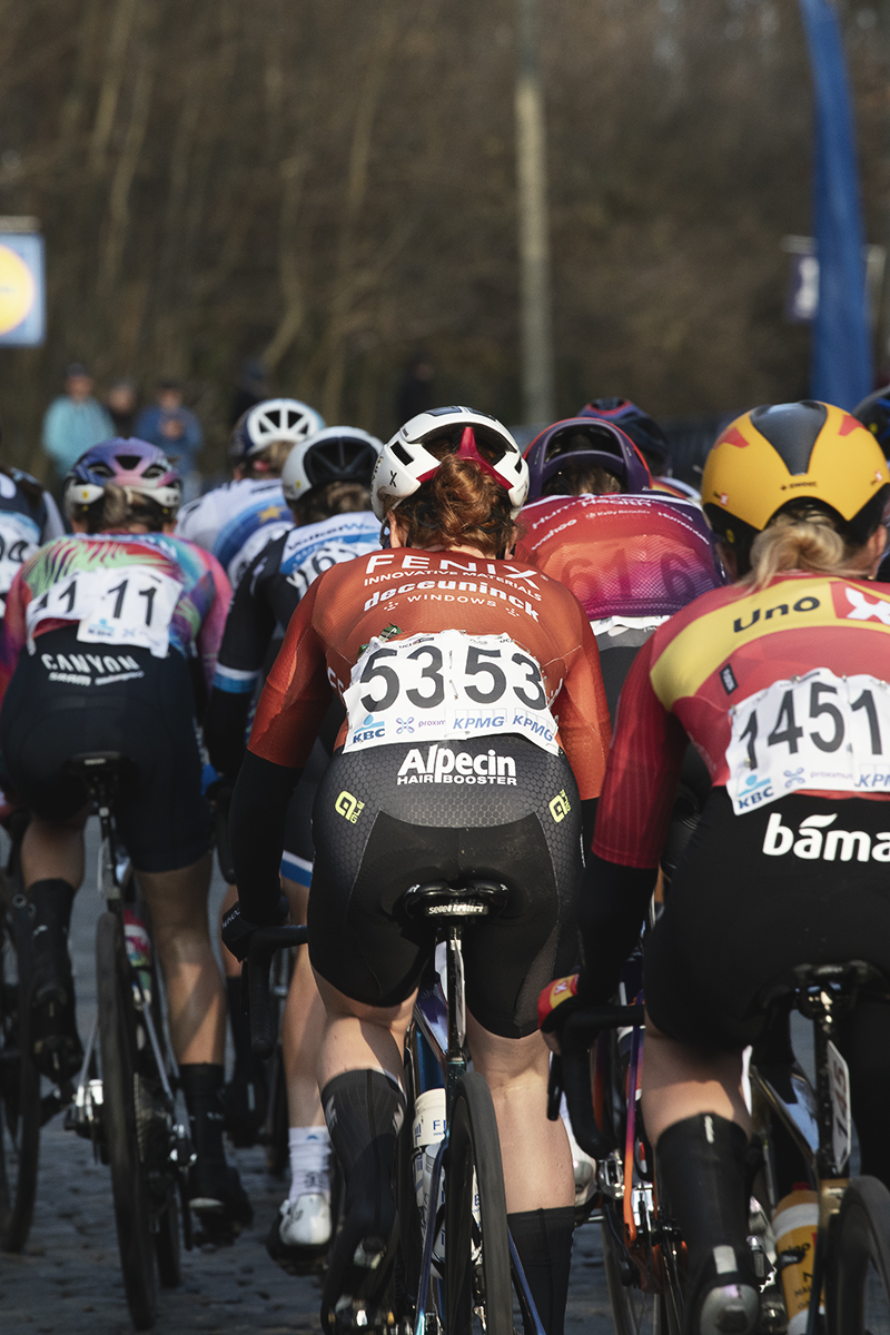 Omloop Nieuwsblad Vrouwen 2025 - Riders from behind on the Bosberg