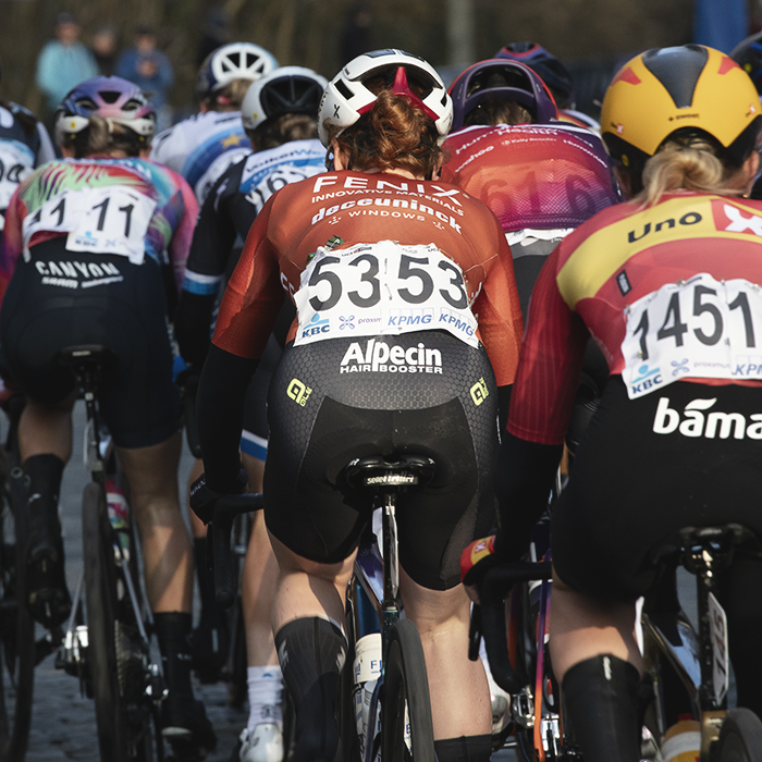 Omloop Nieuwsblad Vrouwen 2025 - Riders from behind on the Bosberg