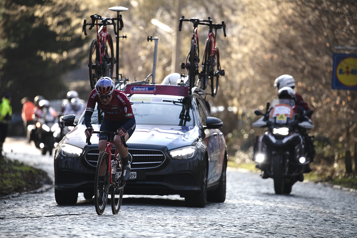 Omloop Nieuwsblad Vrouwen 2025 - Elena Pirrone of Roland followed by her team car up the Bosberg