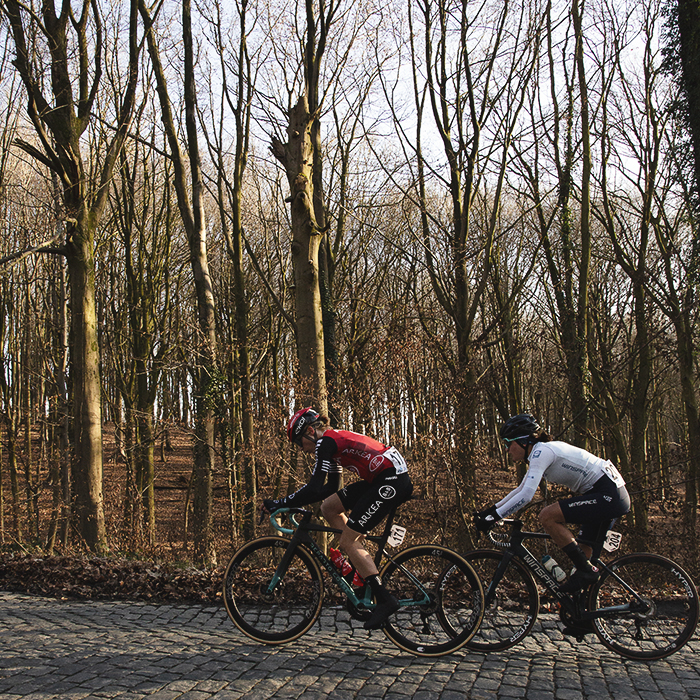 Omloop Nieuwsblad Vrouwen 2025 - Lotte Claes & Aurela Nerlo with a backdrop of the woodland on Bosberg