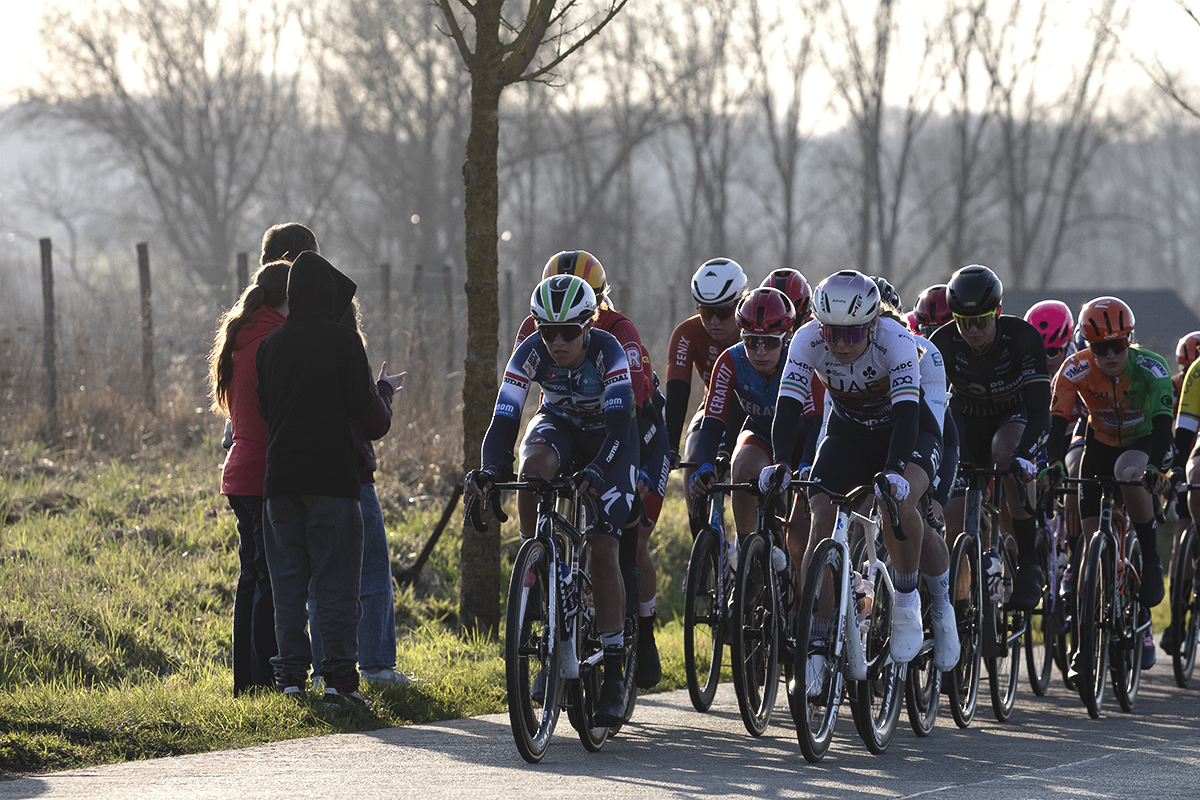 Omloop Nieuwsblad Vrouwen 2025 - Riders pass fans on Kapellestraat