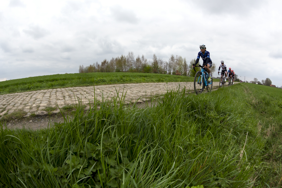 Paris Roubaix Femmes 2023 - Riders approach on the cobbles of the Auchy-lez-Orchies à Bersée sector