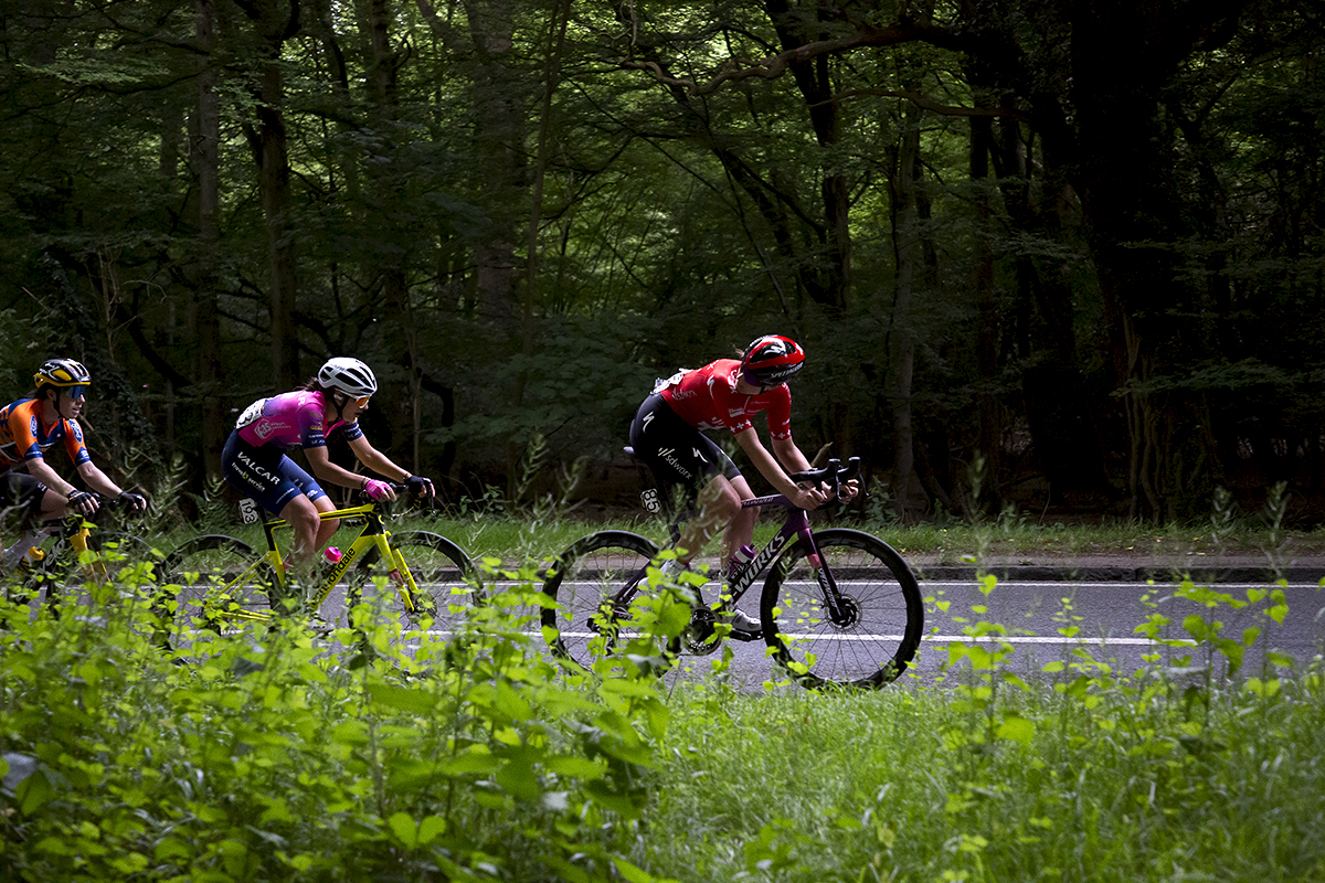 RideLondon Classique 2022 - Marlen Reusser of Team SD Worx looks behind as group chase her down in Epping Forest