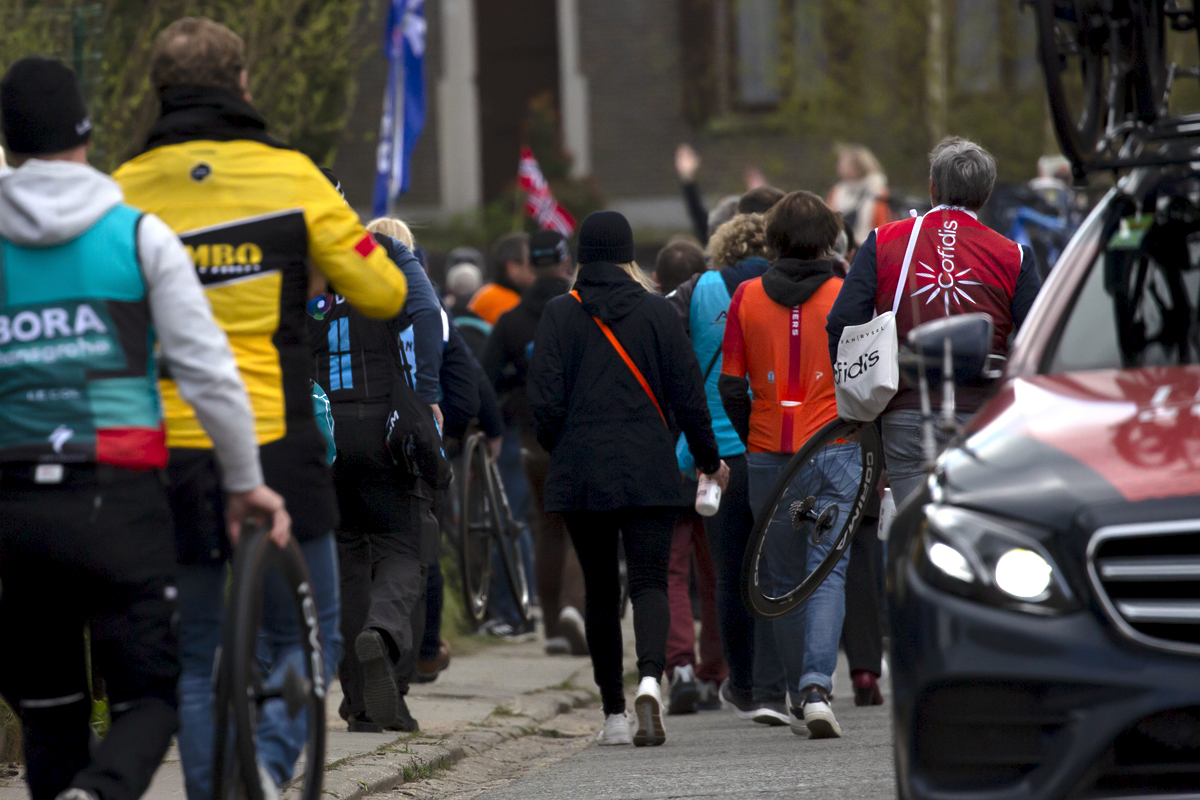 Ronde van Vlaanderen 2022 - Soigneurs get into position in Velzeke