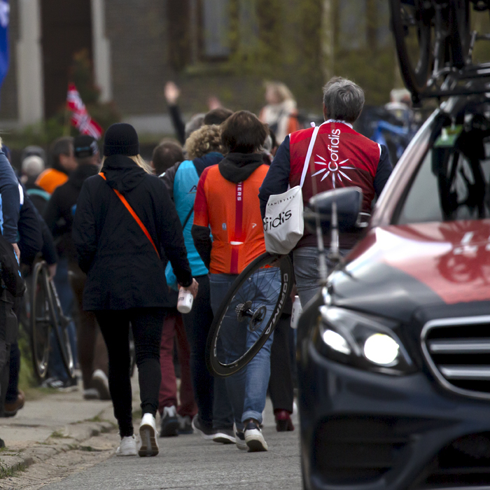 Ronde van Vlaanderen 2022 - Soigneurs get into position in Velzeke