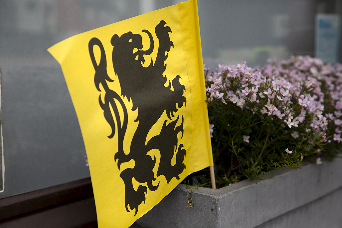 Ronde van Vlaanderen Vrouwen 2022 - A Flanders flag is planted in a window box