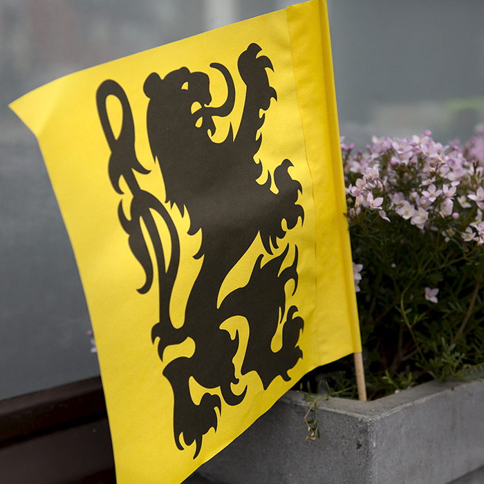 Ronde van Vlaanderen Vrouwen 2022 - A Flanders flag is planted in a window box