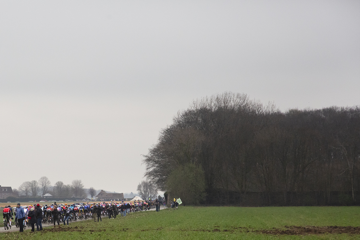 Ronde van Vlaanderen 2023 - The peloton moves away down Huisepontweg