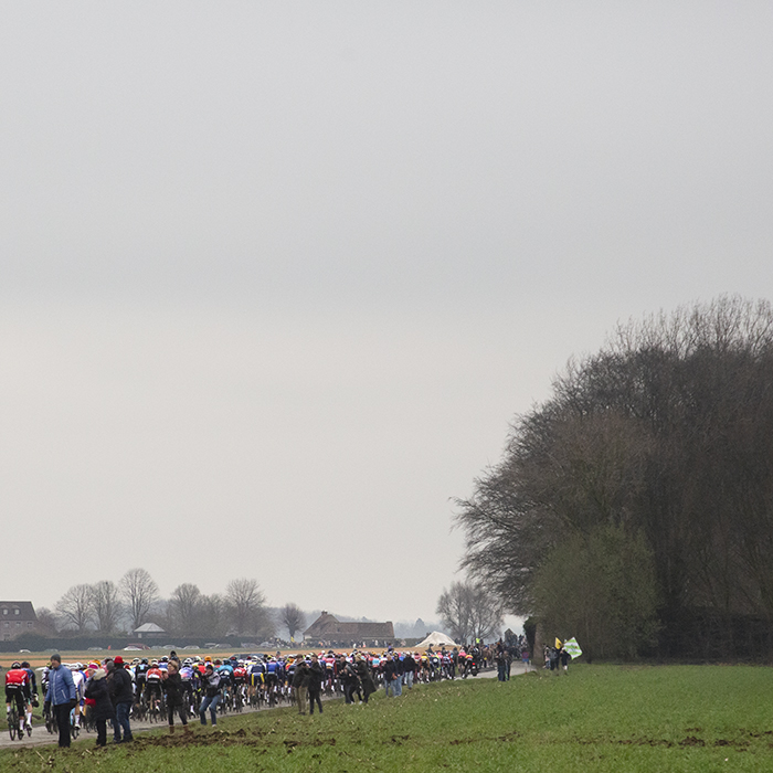 Ronde van Vlaanderen 2023 - The peloton moves away down Huisepontweg