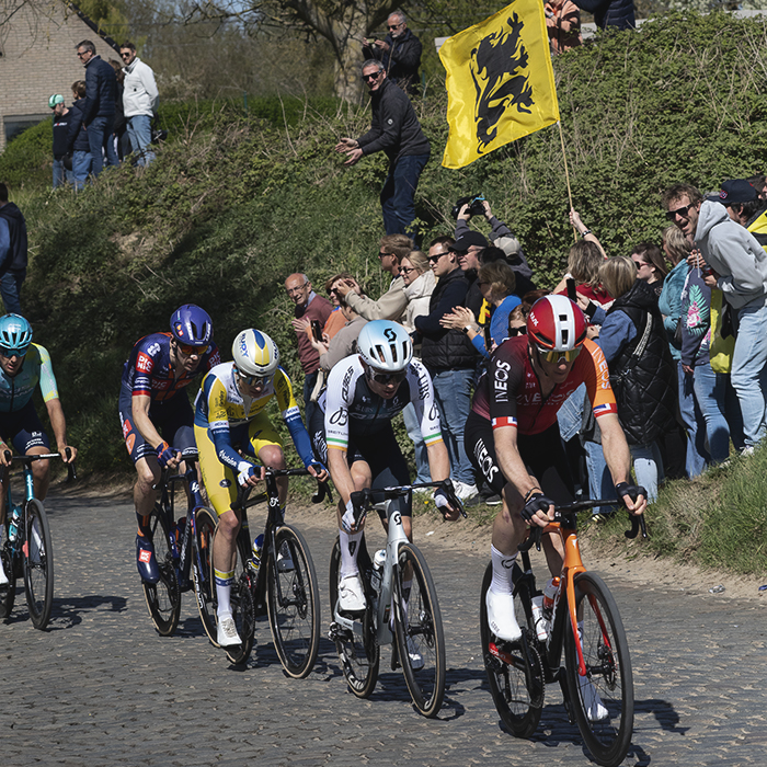 Ronde van Vlaanderen 2025 - Fans fly flags of Flanders as the breakaway takes to the cobbles on Holleweg