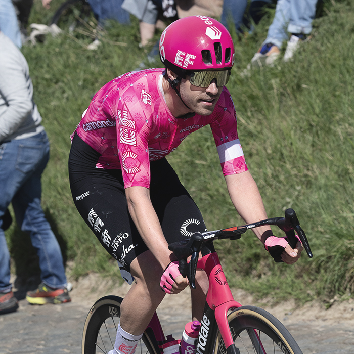 Ronde van Vlaanderen 2025 - Max Walker of EF Education - EasyPost on the cobbles of Holleweg