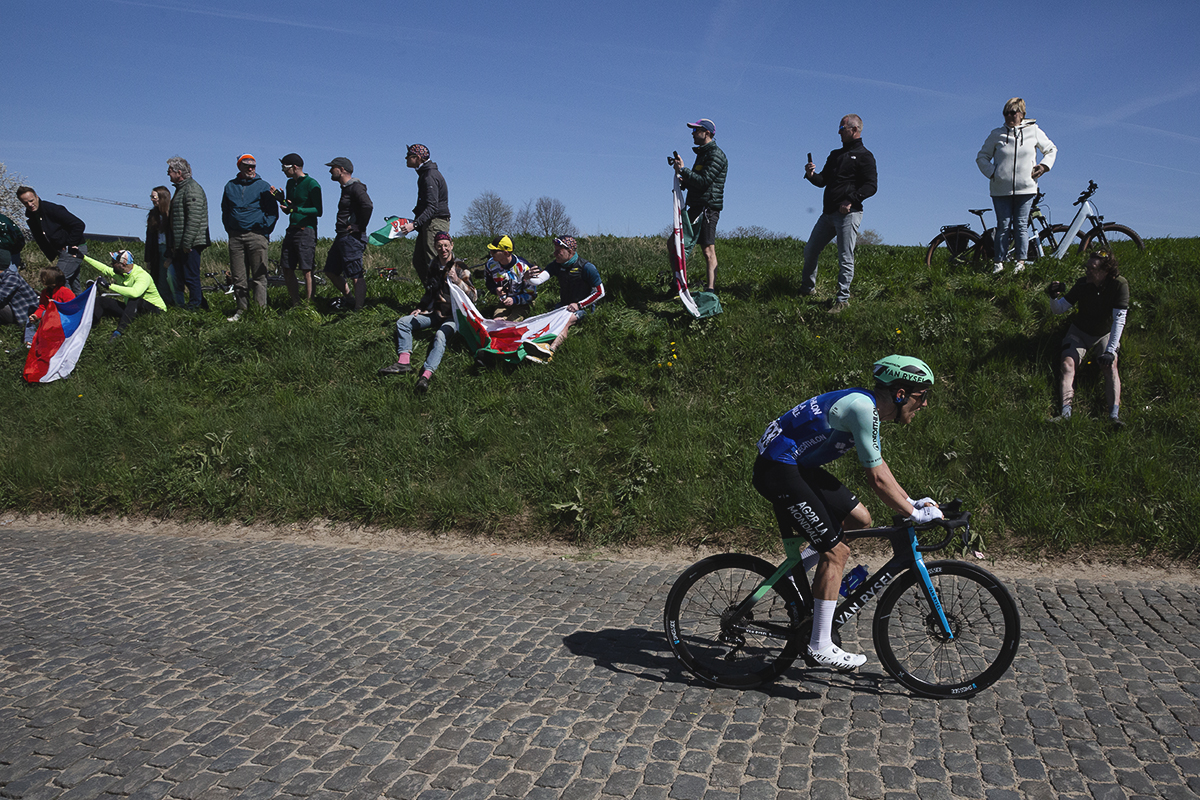 Ronde van Vlaanderen 2025 - Sander De Pestel watched by fans on the high banks that line the road