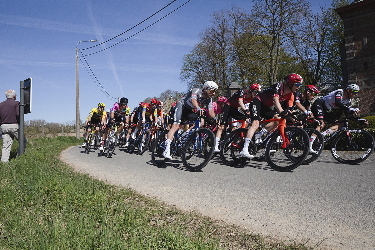 Ronde van Vlaanderen 2025 - Riders banks round a corner in Schorisse