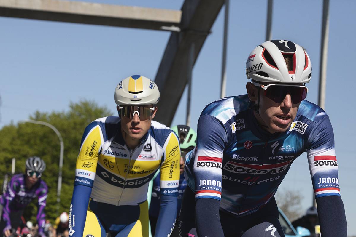 Ronde van Vlaanderen 2025 - Pascal Eenkhoorn with the structure of a bridge in the background