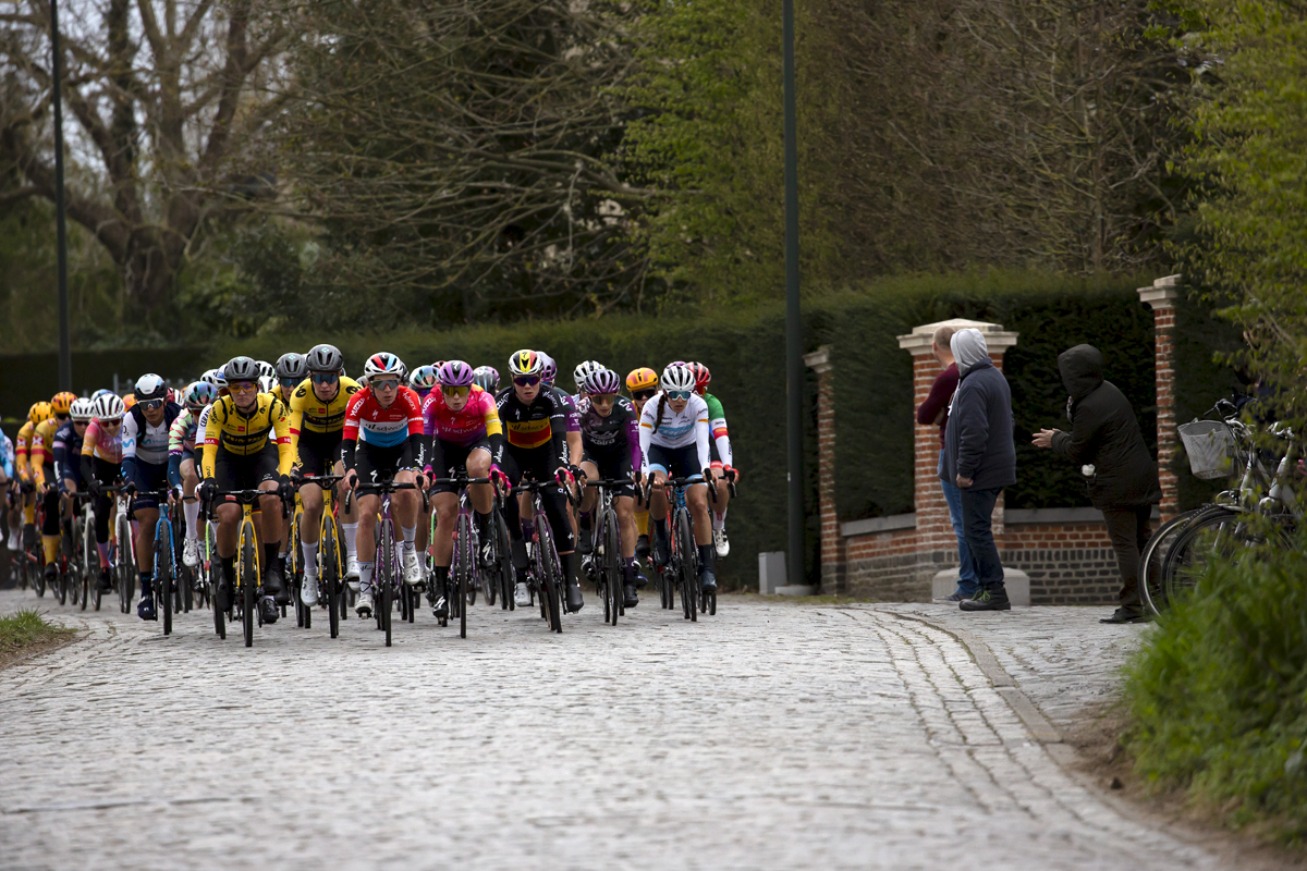 Ronde van Vlaanderen Vrouwen 2022 - The peloton approach on the cobbles