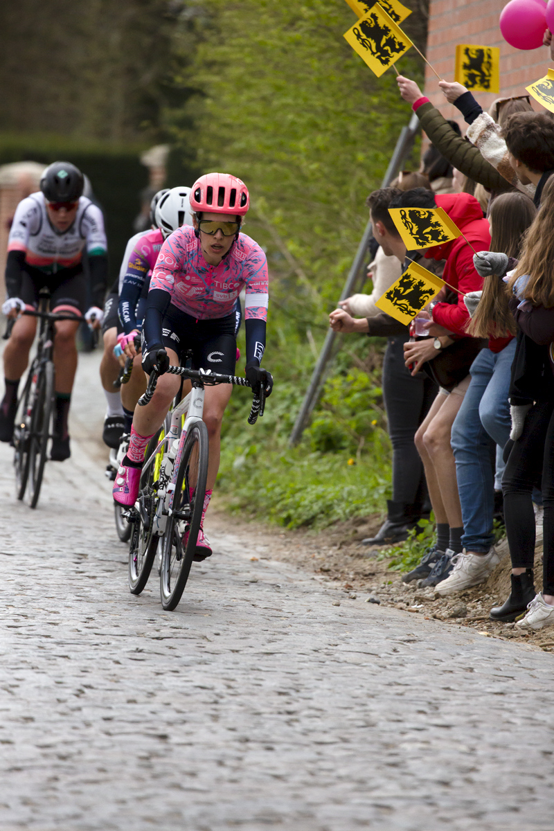 Ronde van Vlaanderen Vrouwen 2022 - Clara Honsinger of EF Education-TIBCO-SVB passes a group of fans waving Flanders flags