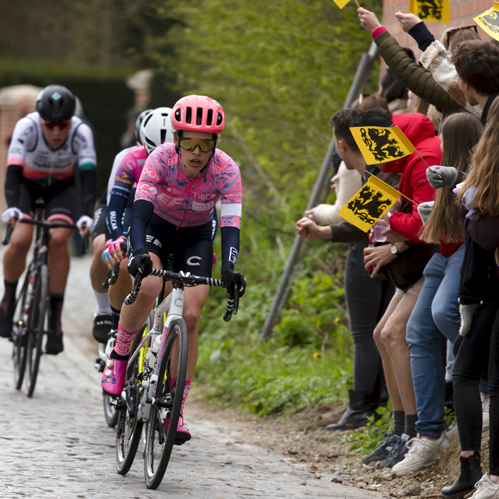 Ronde van Vlaanderen Vrouwen 2022 - Clara Honsinger of EF Education-TIBCO-SVB passes a group of fans waving Flanders flags