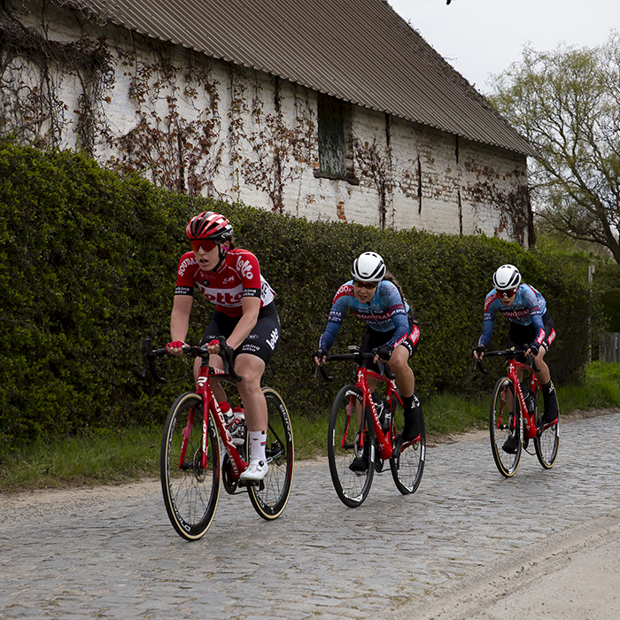 Ronde van Vlaanderen Vrouwen 2022 - The breakaway passes a barn on Paddestraat