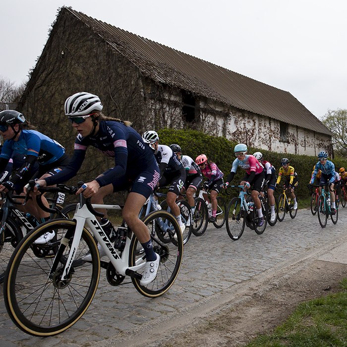 Ronde van Vlaanderen Vrouwen 2022 - The peloton passes a barn on Paddestraat