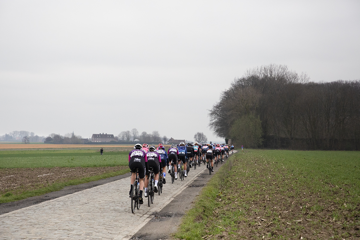 Ronde van Vlaanderen Vrouwen 2023 - The peloton moves away down Huisepontweg