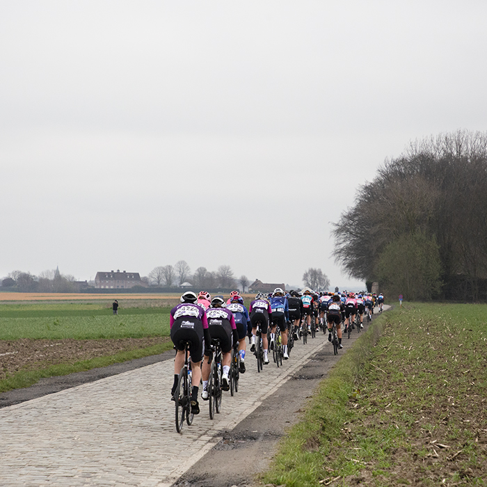 Ronde van Vlaanderen Vrouwen 2023 - The peloton moves away down Huisepontweg