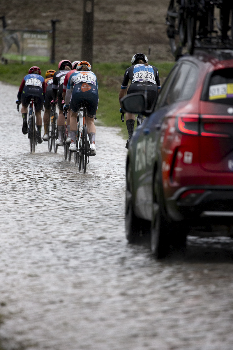 Ronde van Vlaanderen Vrouwen 2024 - Riders seen moving away down Mariaborrestraat followed by one of the team cars