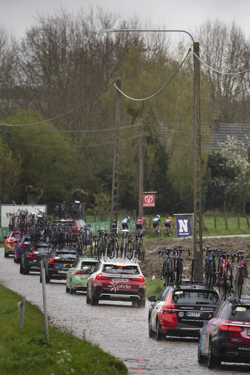 Ronde van Vlaanderen Vrouwen 2024 - A long line of race traffic makes its way onto Mariaborrestraat following the race