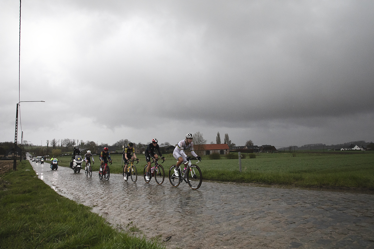 Ronde van Vlaanderen Vrouwen 2024 - A group of elite riders under leaden skies on Mariaborrestraat