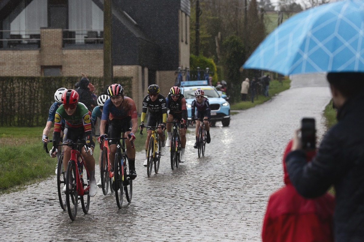 Ronde van Vlaanderen Vrouwen 2024 - A group of riders on the wet cobbles of Mariaborrestraat