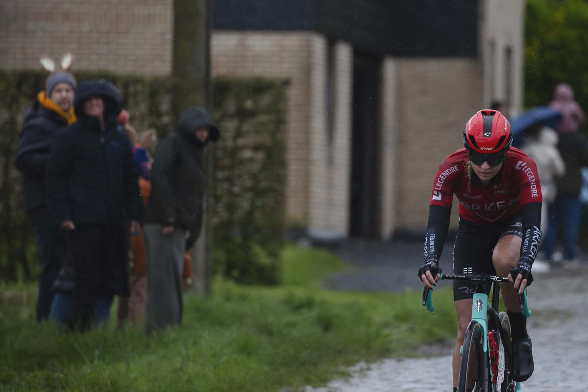 Ronde van Vlaanderen Vrouwen 2024 - Emilia Fahlin is watched by a group of fans, one wearing rabbit ears