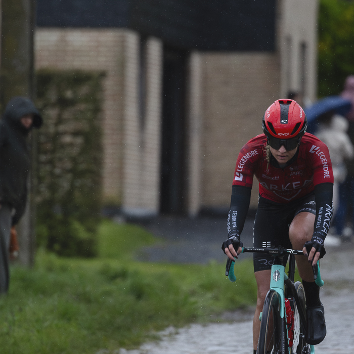 Ronde van Vlaanderen Vrouwen 2024 - Emilia Fahlin is watched by a group of fans, one wearing rabbit ears