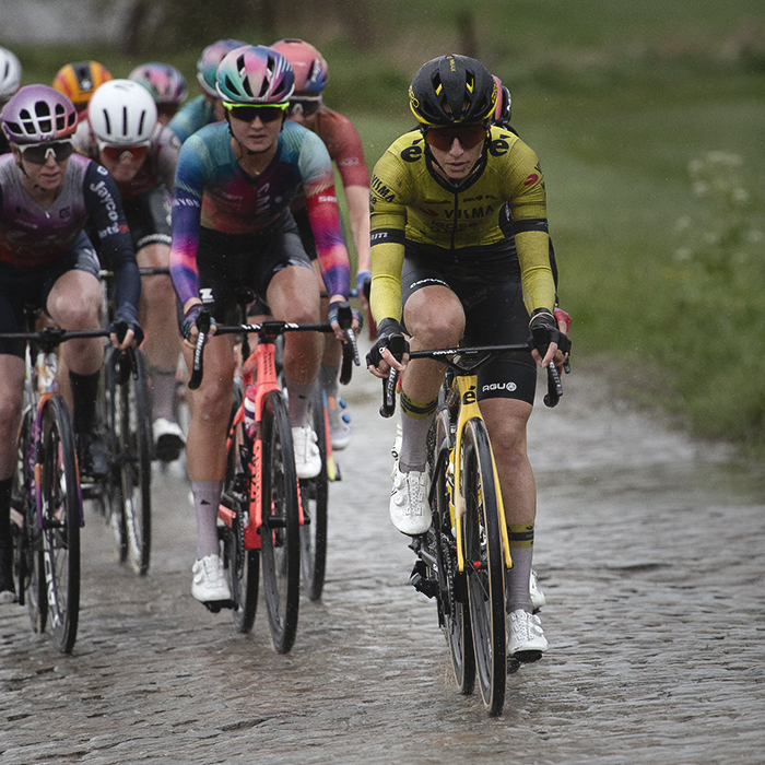 Ronde van Vlaanderen Vrouwen 2024 - A group of riders tackle the cobbles of Mariaborrestraat