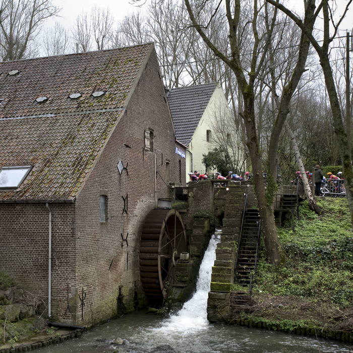 Ronde van Vlaanderen Vrouwen 2024 - Riders seen across the mill pond as they prepare to climb Molenberg