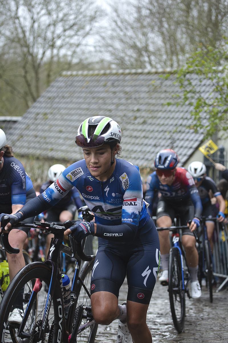 Ronde van Vlaanderen Vrouwen 2024 - Anya Louw dismounts and runs up the Molenberg