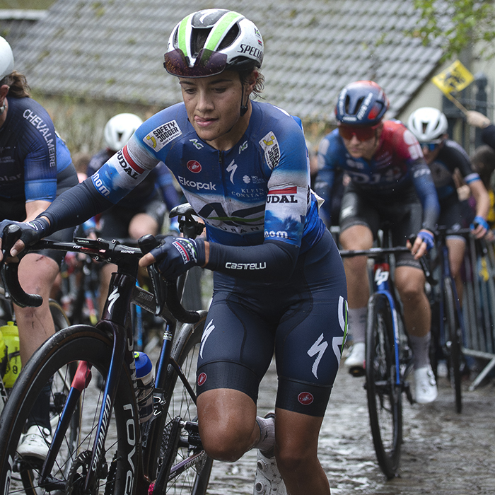 Ronde van Vlaanderen Vrouwen 2024 - Anya Louw dismounts and runs up the Molenberg
