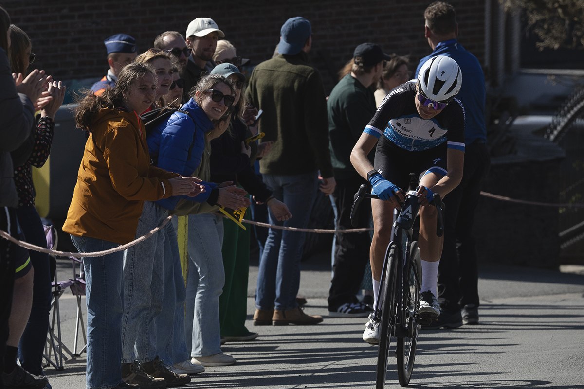 Ronde van Vlaanderen Vrouwen 2025 - Anneke Dijkstra is watched by a group of female supporters on Berendries
