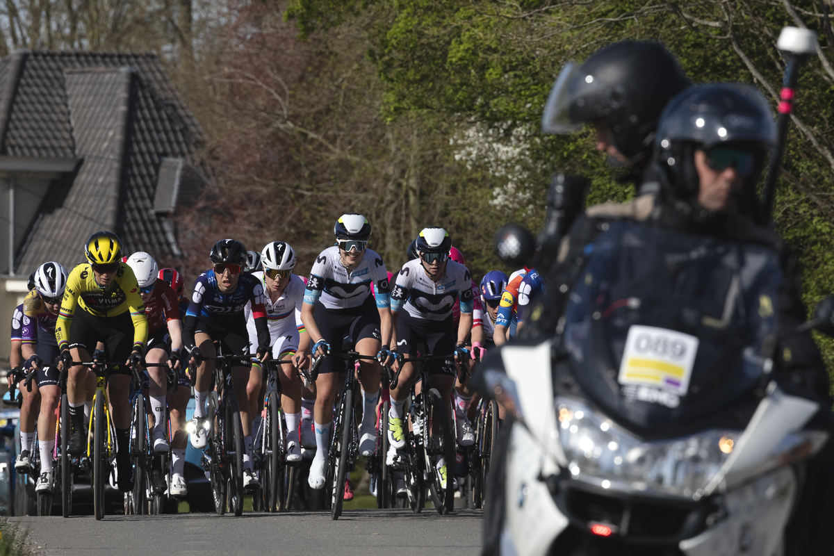 Ronde van Vlaanderen Vrouwen 2025 - The peloton is filmed by the TV moto in Maarkedal