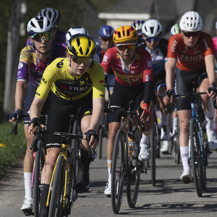 Ronde van Vlaanderen Vrouwen 2025 - A group of riders approach in Maarkedal