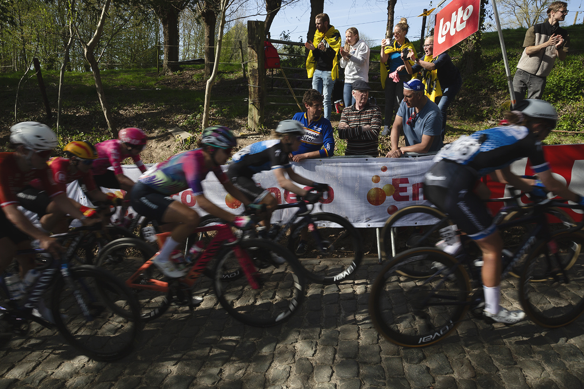 Ronde van Vlaanderen Vrouwen 2025 - Fans offer varying levels of support to the passing peloton