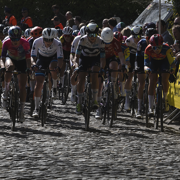 Ronde van Vlaanderen Vrouwen 2025 - The peloton approaches on the cobbled climb of Taaienberg