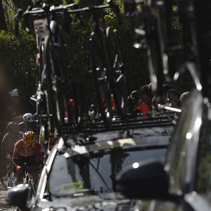 Ronde van Vlaanderen Vrouwen 2025 - Riders towards the back climb with the team cars on Taaienberg