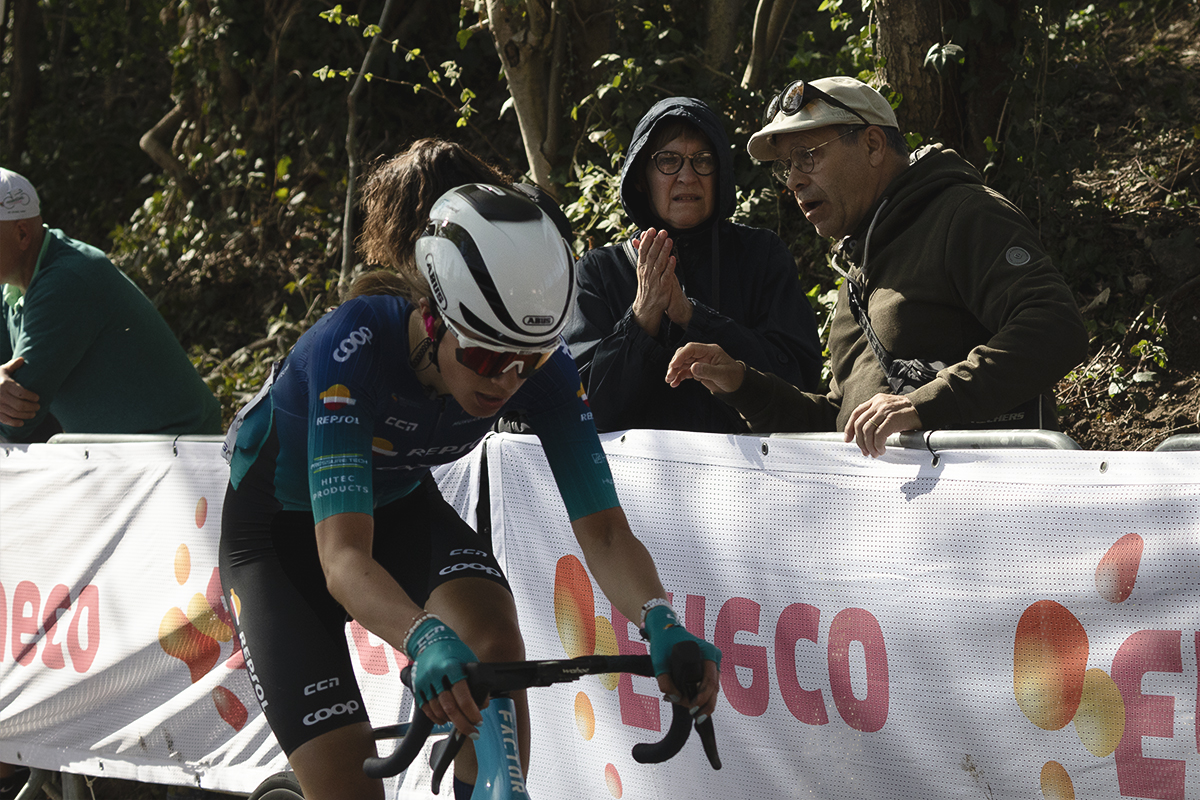 Ronde van Vlaanderen Vrouwen 2025 - Stina Kagevi passes Belgian supporters watching from behind the barriers