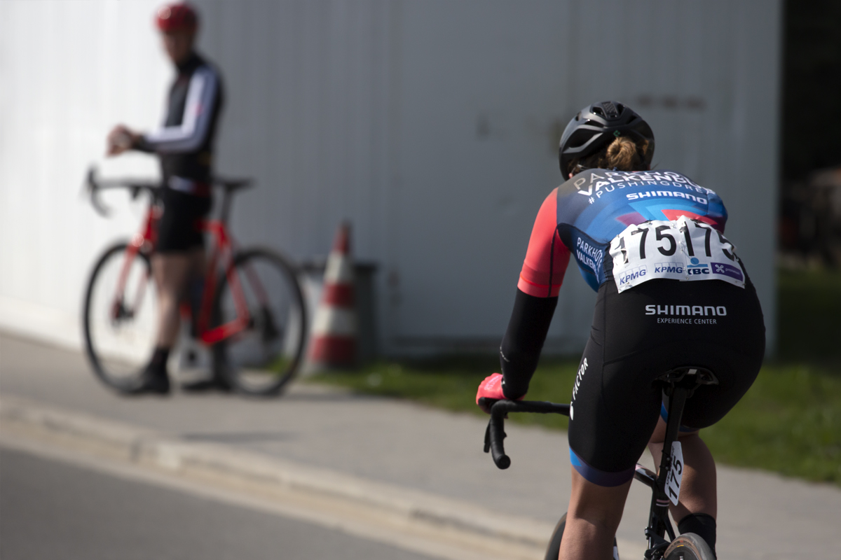 Scheldeprijs 2023 Vrouwen - Sofie van Rooijen of Parkhotel Valkenburg from the back as she rides down the side of the docks in Schoten