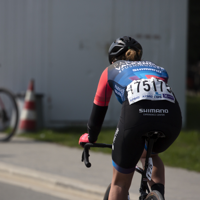 Scheldeprijs 2023 Vrouwen - Sofie van Rooijen of Parkhotel Valkenburg from the back as she rides down the side of the docks in Schoten