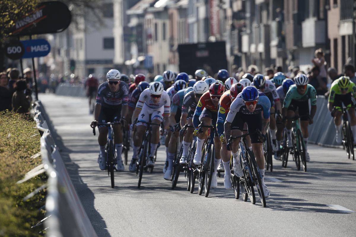 Scheldeprijs 2025 - Riders begin their sprint on the finish straight