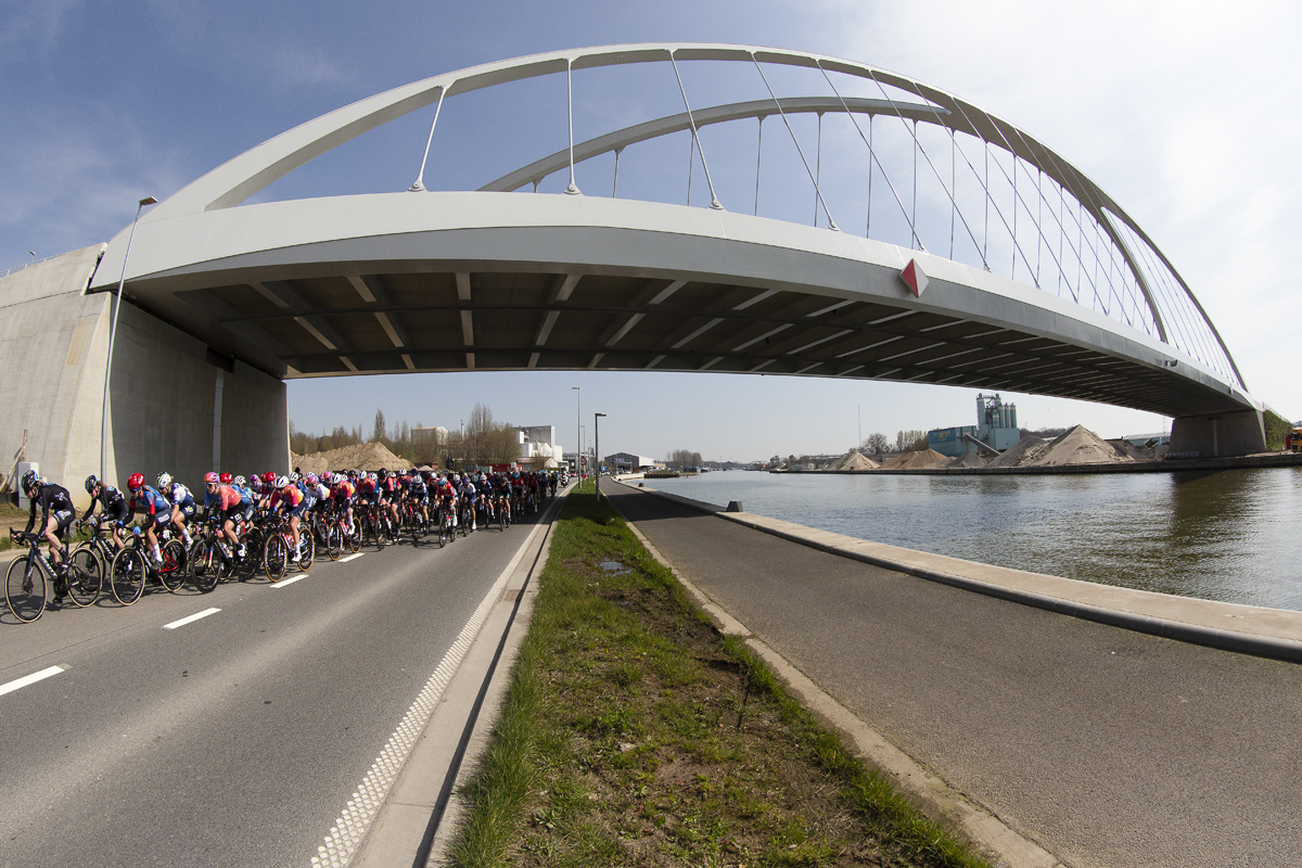 Scheldeprijs 2023 Vrouwen - The peloton pass under Hoogmolenbrug, a new bridge along the Albertkanaal in Schoten